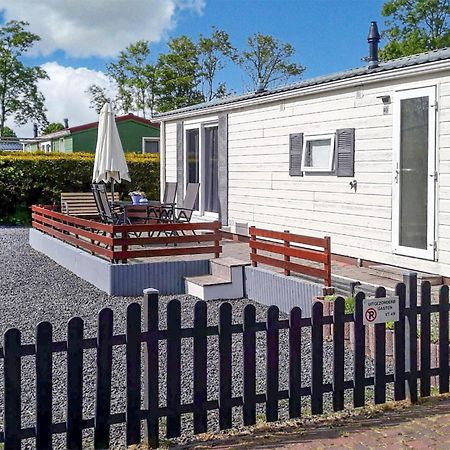 Amazing caravan in Tzummarum with 3 Bedrooms&WiFi Buitenkant foto