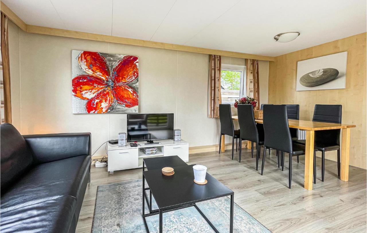 Amazing caravan in Tzummarum with 3 Bedrooms&WiFi Buitenkant foto