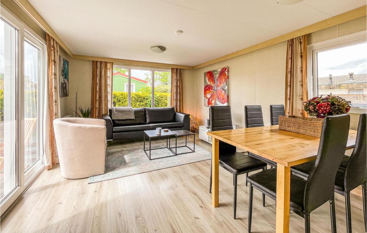 Amazing caravan in Tzummarum with 3 Bedrooms&WiFi Buitenkant foto