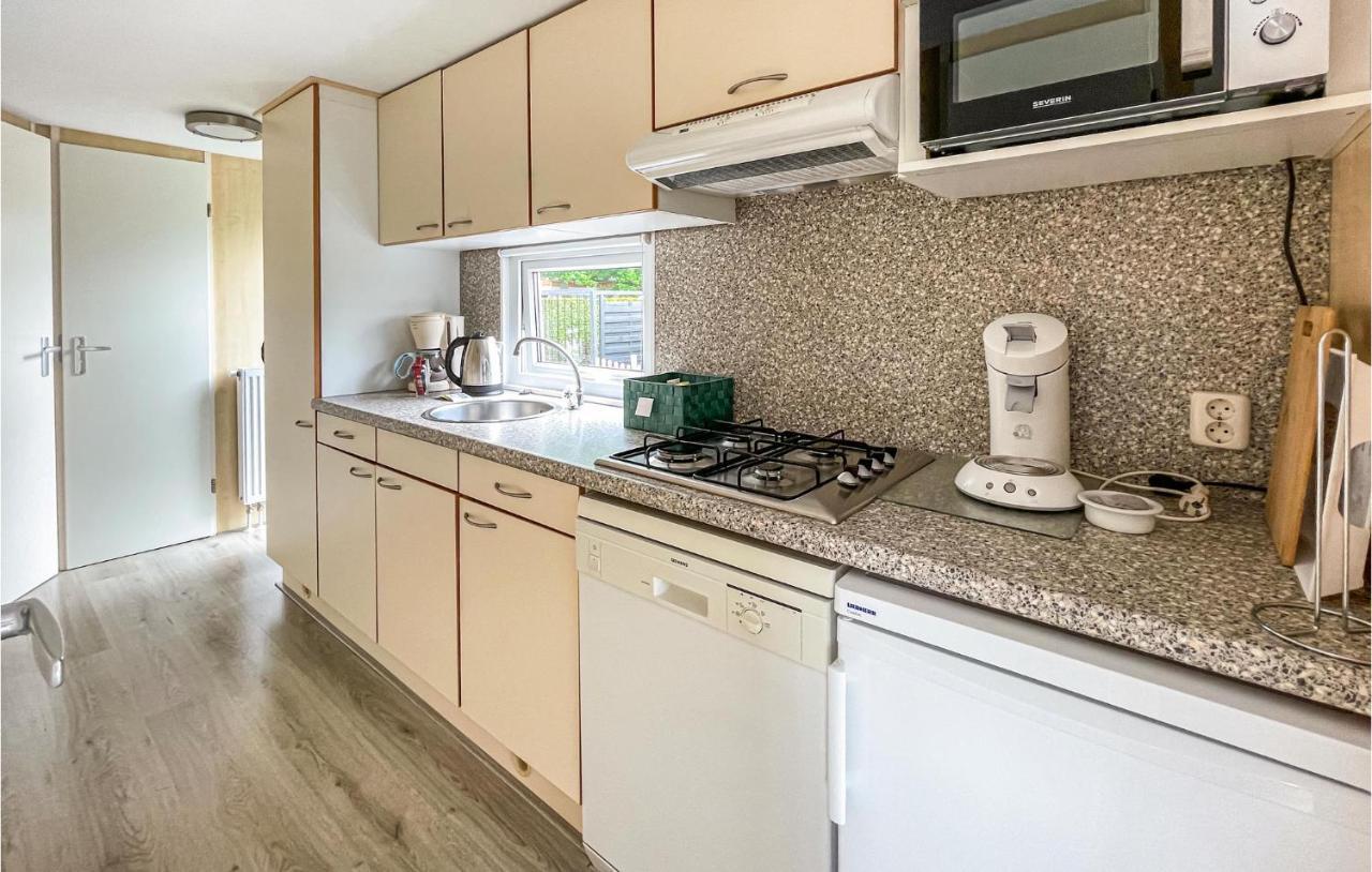 Amazing caravan in Tzummarum with 3 Bedrooms&WiFi Buitenkant foto