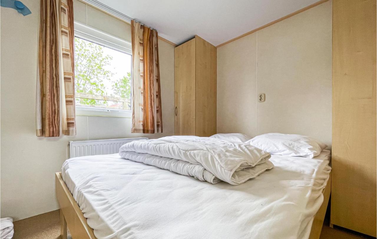 Amazing caravan in Tzummarum with 3 Bedrooms&WiFi Buitenkant foto