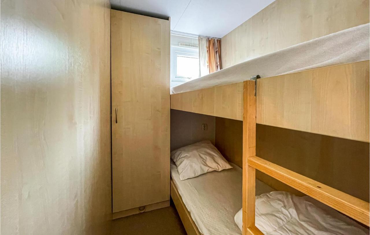 Amazing caravan in Tzummarum with 3 Bedrooms&WiFi Buitenkant foto