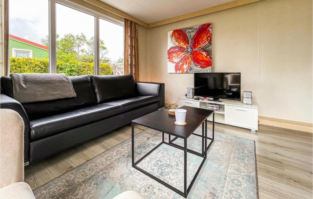 Amazing caravan in Tzummarum with 3 Bedrooms&WiFi Buitenkant foto